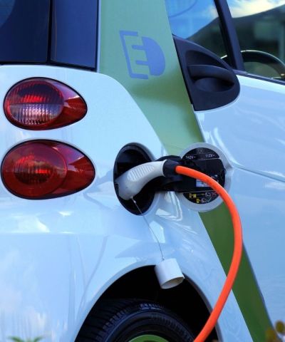 Home 16 Colonnine per auto elettriche in Italia: quante sono e come cresce la rete